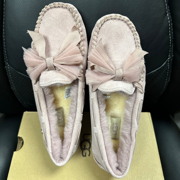 NIB! UGG Women's Dakota Tulle Bow Slippers In Pink Sheepskin Size US7/EU38 - Picture 1 of 9